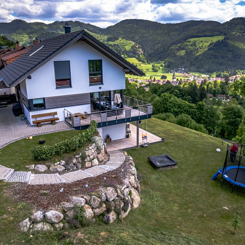 Ausblick auf die umliegende Bergwelt sowie die Stadt Schönau im Schwarzwald - Ausblick auf die umliegende Bergwelt sowie die Stadt Schönau im Schwarzwald -
