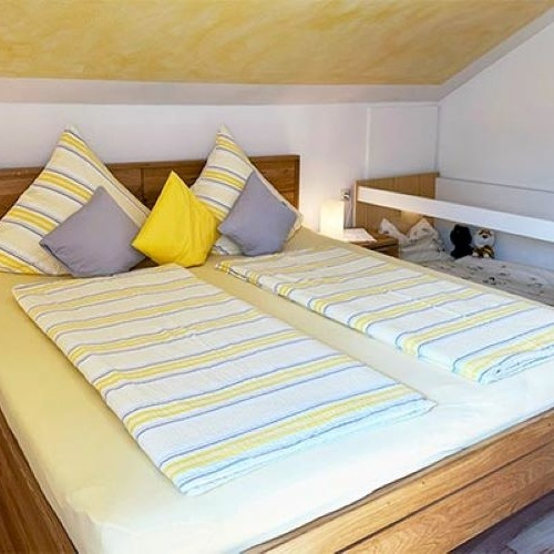 Schalfzimmer Nr.2 der Ferienwohnung Nr. 1 - Das 2.Schalfzimmer mit Doppelbett und Kunderbett in der in der Ferienwohnung Nr. 1 Schalfzimmer Nr.2 der Ferienwohnung Nr. 1 - Das 2.Schalfzimmer mit Doppelbett und Kunderbett in der in der Ferienwohnung Nr. 1