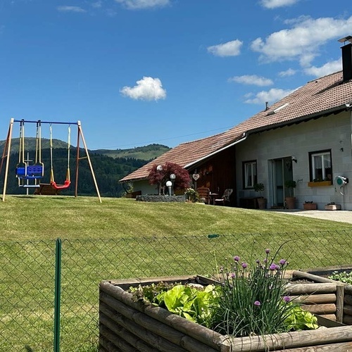 Blick von der Liegewiese auf das Haus - Blick von der Liegewiese auf das Haus Blick von der Liegewiese auf das Haus - Blick von der Liegewiese auf das Haus